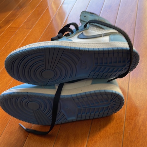 Girls lightly Worn Jordan 1’s - Picture 3 of 5